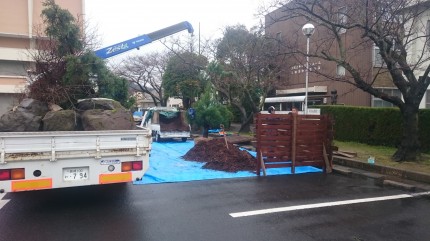 板塀を設置して設営準備開始 板塀を設置して設営準備開始