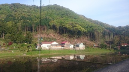 代掻き後の田んぼの水面に映る我が家