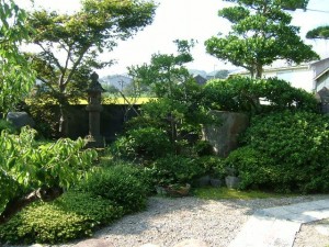 「玄関前を竹垣(みす垣)で目隠しした庭空間」福田邸 リフォーム前 「玄関前を竹垣(みす垣)で目隠しした庭空間」福田邸 リフォーム前