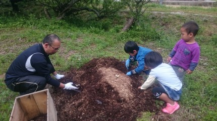 土肥さん家族とカブトムシの幼虫の採取