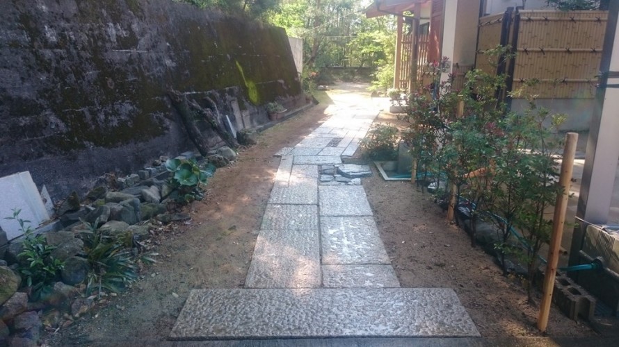 K邸玄関までの御影板石を使用した石畳通路（アプローチ）工事施工後