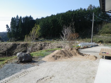 岩根の杜「心落ち着く庭空間」マウンド形成 岩根の杜「心落ち着く庭空間」マウンド形成