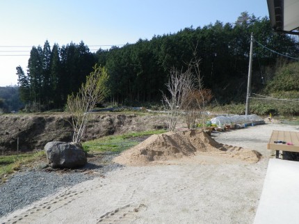 岩根の杜「心落ち着く庭空間」マウンド形成