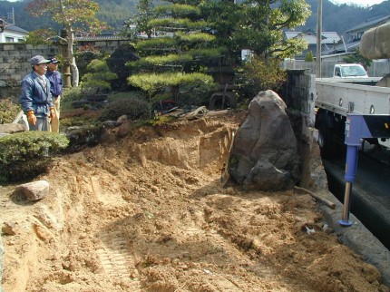 福田邸　玄関前目隠し竹垣（みす垣）工事　石垣　基準となる基礎石