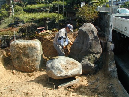 福田邸　玄関前目隠し竹垣（みす垣）工事　石垣組み上げ