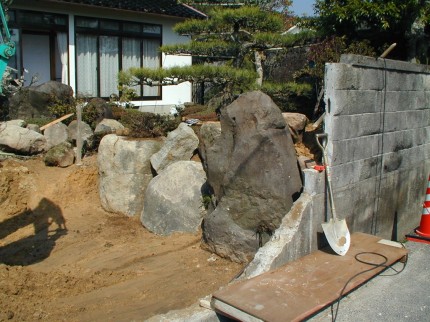 福田邸 玄関前目隠し竹垣(みす垣)工事 石垣 くずれ積み 福田邸 玄関前目隠し竹垣(みす垣)工事 石垣 くずれ積み