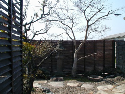 「玄関前を竹垣(みす垣)で目隠しした庭空間」福田邸 施工後 「玄関前を竹垣(みす垣)で目隠しした庭空間」福田邸 施工後
