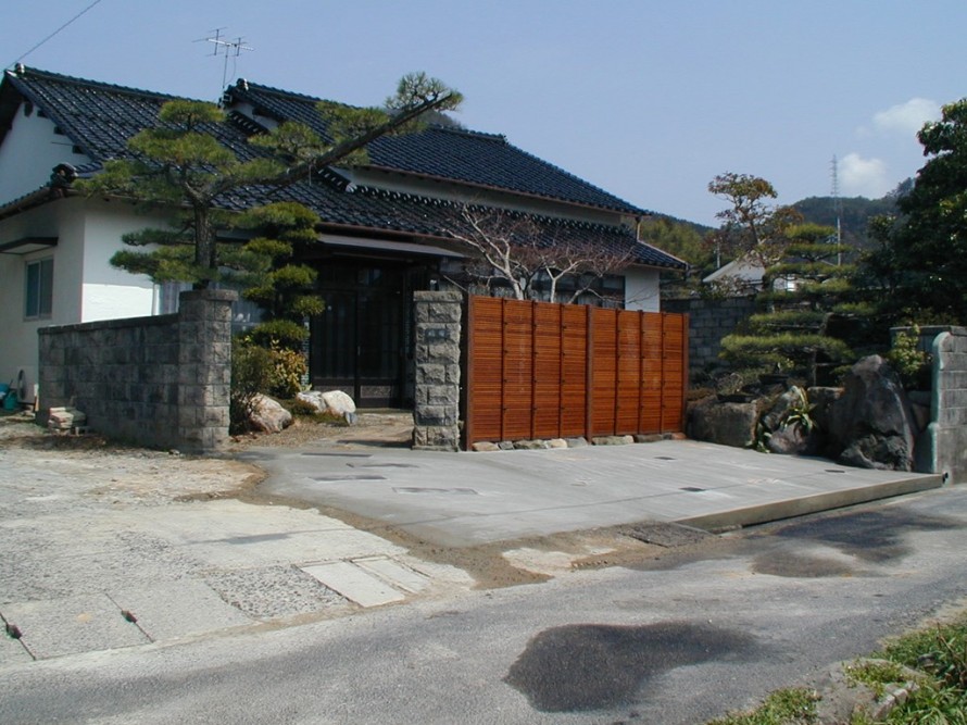 「玄関前を竹垣（みす垣）で目隠しした庭空間」福田邸　施工後