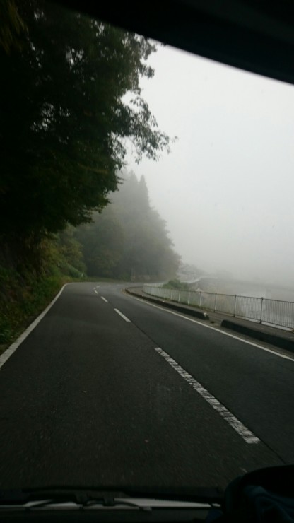 朝霧たちこめる江の川